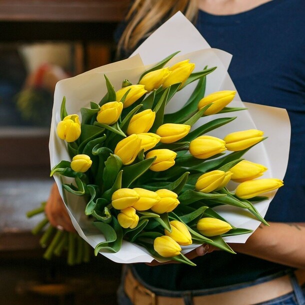 25 желтых тюльпанов, артикул F1389039 - 8000 рублей, доставка по городу. Flawery - доставка цветов