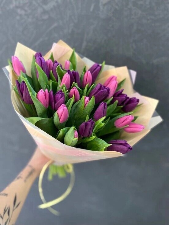 25 тюльпанов розовых+сиреневых, артикул F1389050 - 8000 рублей, доставка по городу. Flawery - доставка цветов