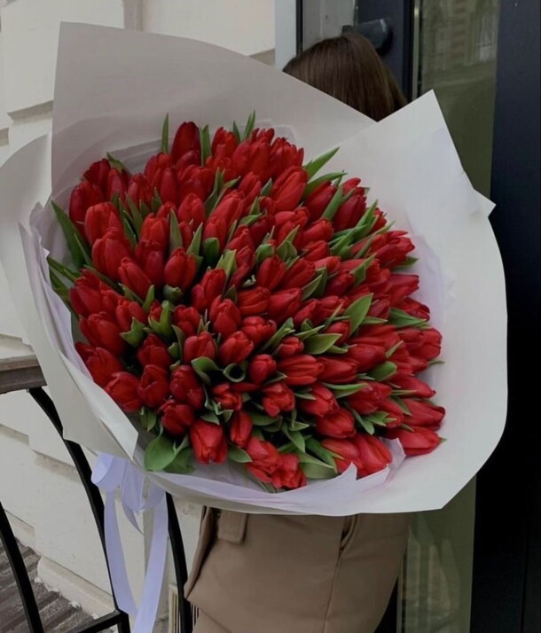 101 красный тюльпан, артикул F1389063 - 26000 рублей, доставка по городу. Flawery - доставка цветов