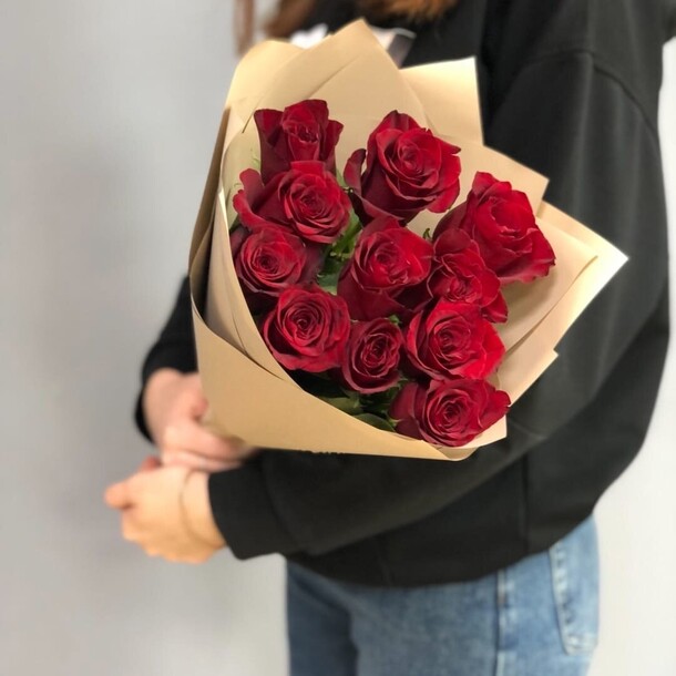 Букет из 11 красных роз с оформлением, артикул F1165622 - 2990 рублей, доставка по городу. Flawery - доставка цветов