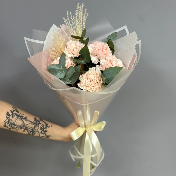 Букет с диантусами, эвкалиптом и пампасной травой, артикул F1193650 - 2290 рублей, доставка по городу. Flawery - доставка цветов