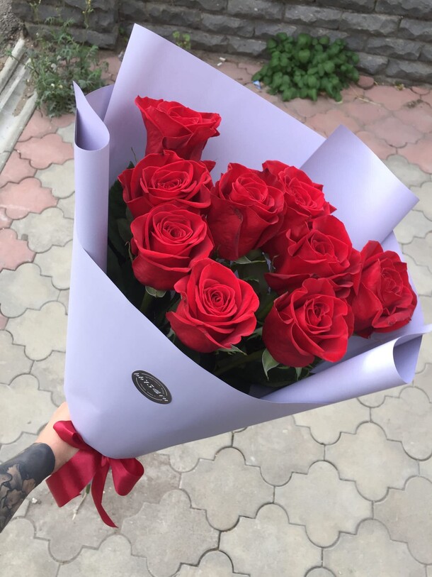 9 красных роз в оформлении, артикул F1165723 - 3160 рублей, доставка по городу. Flawery - доставка цветов