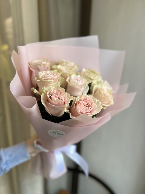 9 розовых роз в оформлении, артикул F1165724 - 2520 рублей, доставка по городу. Flawery - доставка цветов