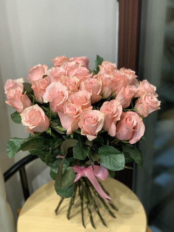 25 роз 40см на ленте, артикул F1165726 - 5650 рублей, доставка по городу. Flawery - доставка цветов