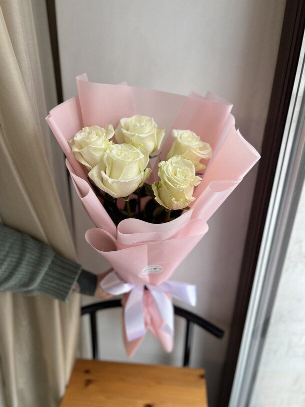 5 белых высоких роз, артикул F1165727 - 2250 рублей, доставка по городу. Flawery - доставка цветов