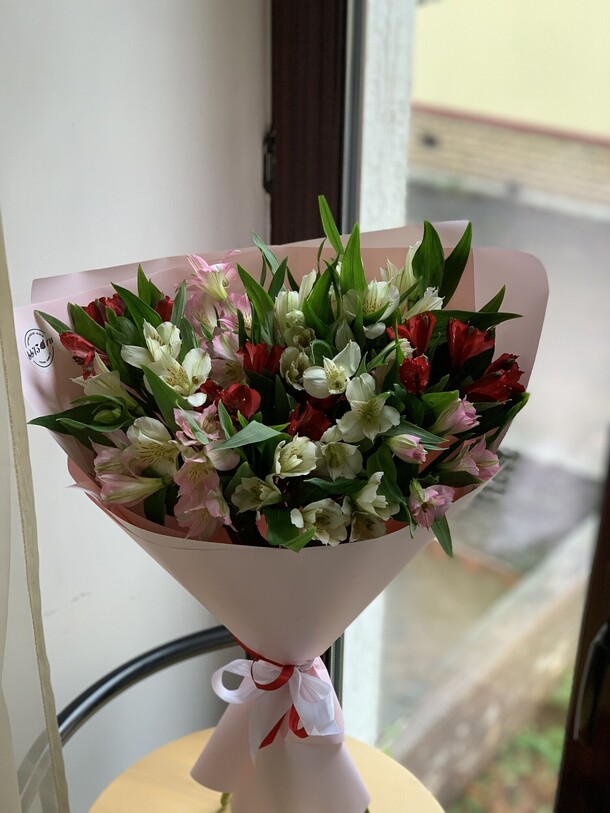 Альстромерии в оформлении, артикул F1165733 - 3450 рублей, доставка по городу. Flawery - доставка цветов