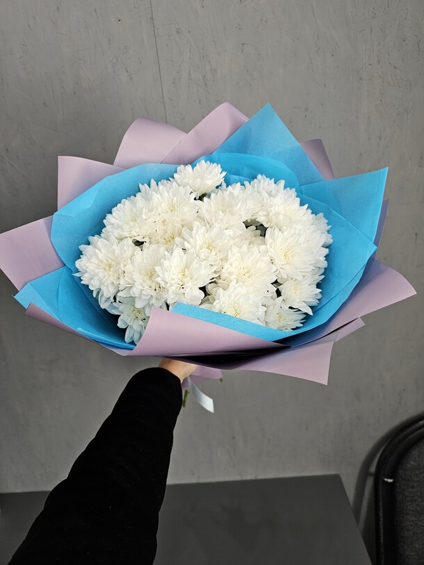 Букет белых хризантем, артикул F1309229 - 3650 рублей, доставка по городу. Flawery - доставка цветов