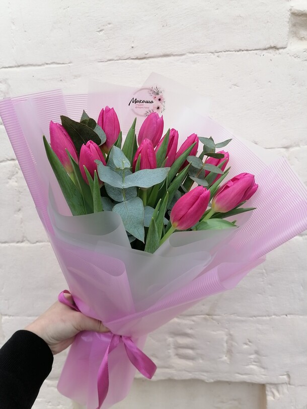 Букет тюльпаны с эвкалиптом, артикул F1166585 - 2990 рублей, доставка по городу. Flawery - доставка цветов