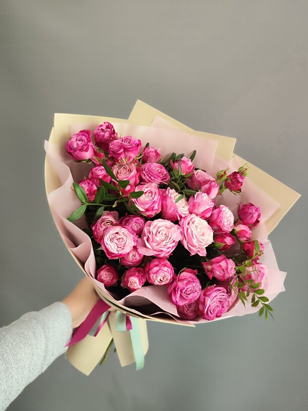 Букет из пионовидных кустовых роз, артикул F1278043 - 5990 рублей, доставка по городу. Flawery - доставка цветов