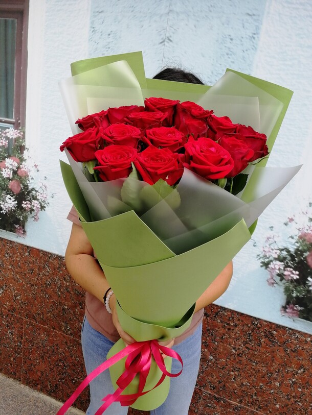 Букет красных роз, артикул F1294784 - 7590 рублей, доставка по городу. Flawery - доставка цветов