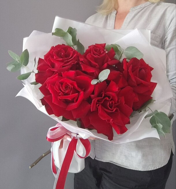Букет красных французских роз, артикул F1326464 - 2950 рублей, доставка по городу. Flawery - доставка цветов