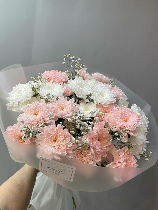 Букет из кустовой хризантемы и гипсофилы, артикул F1286798 - 5180 рублей, доставка по городу. Flawery - доставка цветов