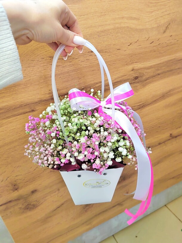 Сумочка с гипсофилой, артикул F1292002 - 2650 рублей, доставка по городу. Flawery - доставка цветов