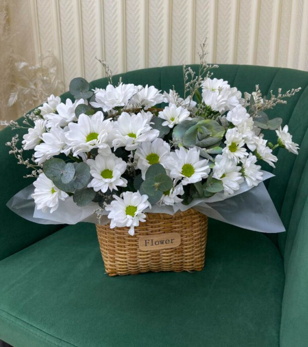 Корзинка с ромашками хризантемой, артикул F1407102 - 4200 рублей, доставка по городу. Flawery - доставка цветов