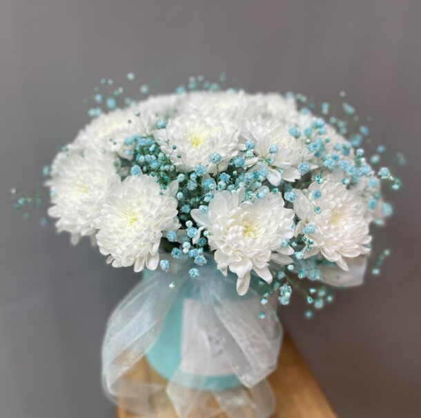 Композиция небеса из белых хризантем и гипсофилы, артикул F1416327 - 2890 рублей, доставка по городу. Flawery - доставка цветов