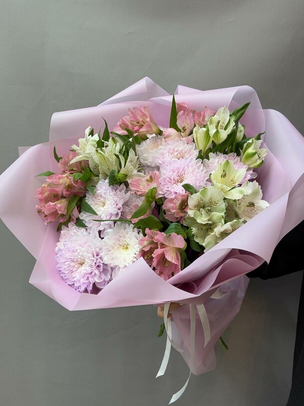 Букет из хризантем и альстромерии, артикул F1431979 - 4300 рублей, доставка по городу. Flawery - доставка цветов