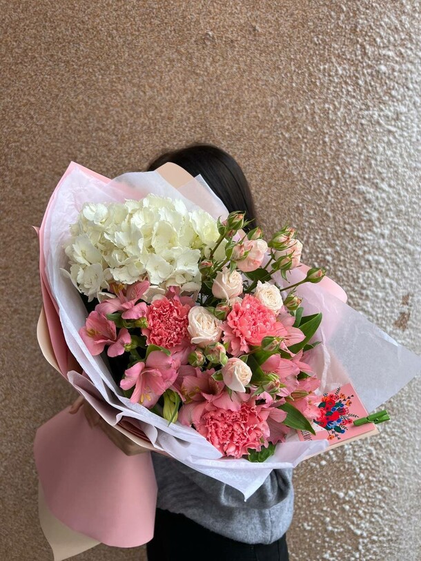Букет с розами,гортензией и диантусами, артикул F1191504 - 3000 рублей, доставка по городу. Flawery - доставка цветов