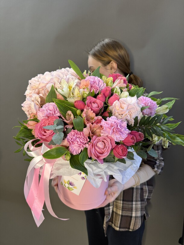 Яркая коробка, артикул F1380065 - 9000 рублей, доставка по городу. Flawery - доставка цветов