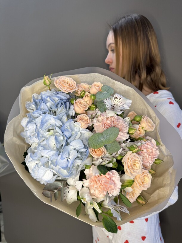 Персиковое сочетание цветов для нежной девушки на праздник, артикул F1380066 - 4275 рублей, доставка по городу. Flawery - доставка цветов