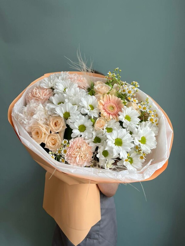 Персиковый с ромашкой букет для праздника, артикул F1430406 - 3825 рублей, доставка по городу. Flawery - доставка цветов