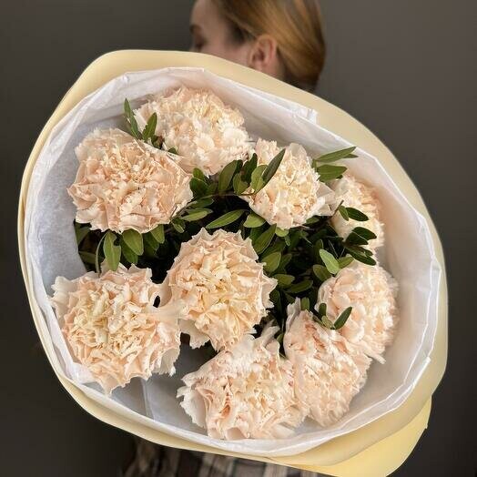 Букет персиковых диантусов очень стильных и максимально стойких в матовой модной упаковке по доступной цене, артикул F1447484 - 2600 рублей, доставка по городу. Flawery - доставка цветов