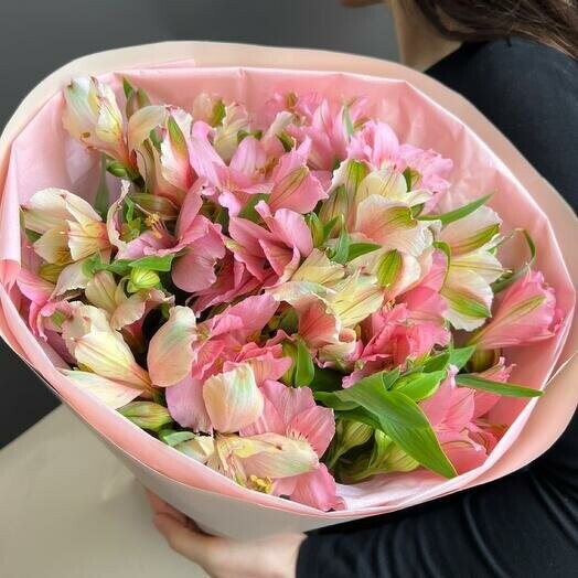 Альстромерия стойкие цветы в букете по выгодной цене с отличным объемом, артикул F1447520 - 1900 рублей, доставка по городу. Flawery - доставка цветов