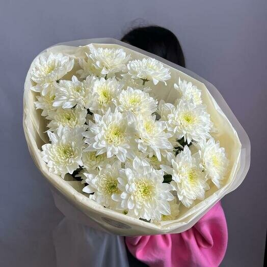 Букет белых хризантем в стильном исполнении очень стойкие цветы говорящие о любви, артикул F1448214 - 3000 рублей, доставка по городу. Flawery - доставка цветов