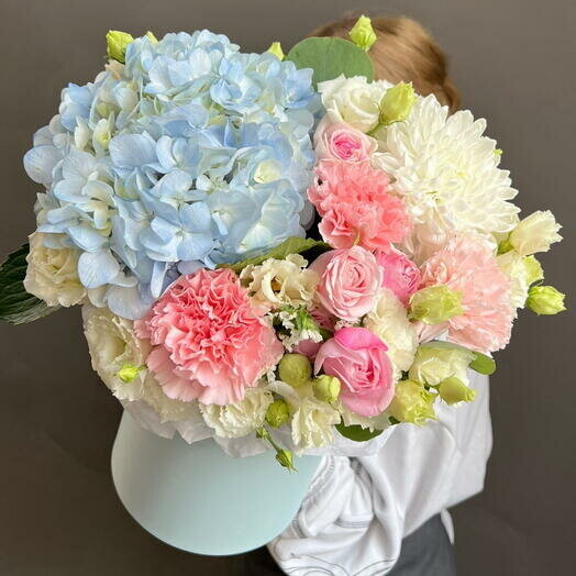 Цветы в коробке разные свежие, артикул F1448919 - 6000 рублей, доставка по городу. Flawery - доставка цветов