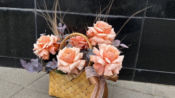 Розы в корзине, артикул F1271031 - 5330 рублей, доставка по городу. Flawery - доставка цветов