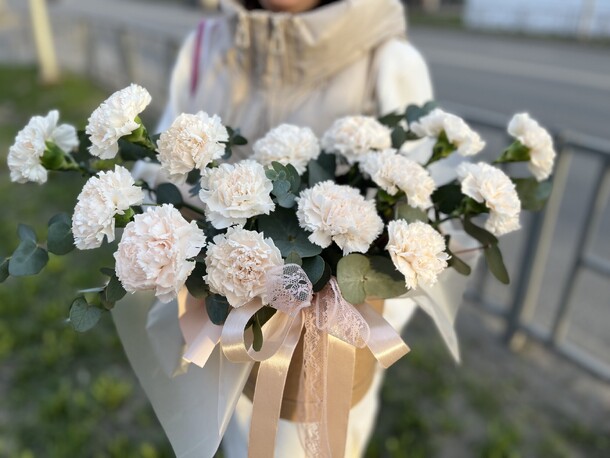 Коробка с кремовыми диантусами, артикул F1274036 - 3990 рублей, доставка по городу. Flawery - доставка цветов