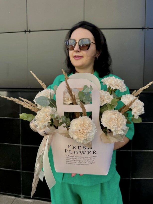 Сумка из кремовых диантусов, артикул F1320729 - 3500 рублей, доставка по городу. Flawery - доставка цветов