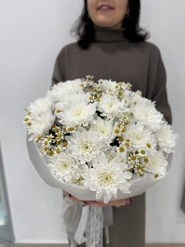 Хризантема с ромашкой, артикул F1343078 - 4810 рублей, доставка по городу. Flawery - доставка цветов
