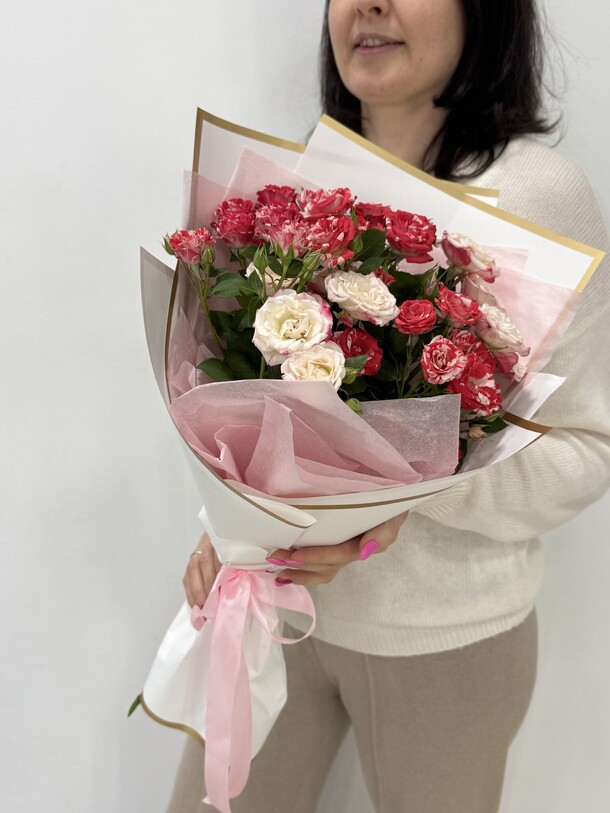 Букет кустовых роз, артикул F1399198 - 2890 рублей, доставка по городу. Flawery - доставка цветов