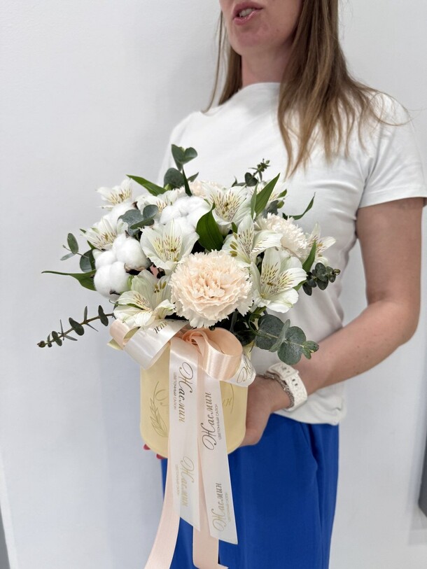 Композиция с диантусом и хлопком, артикул F1433132 - 2750 рублей, доставка по городу. Flawery - доставка цветов