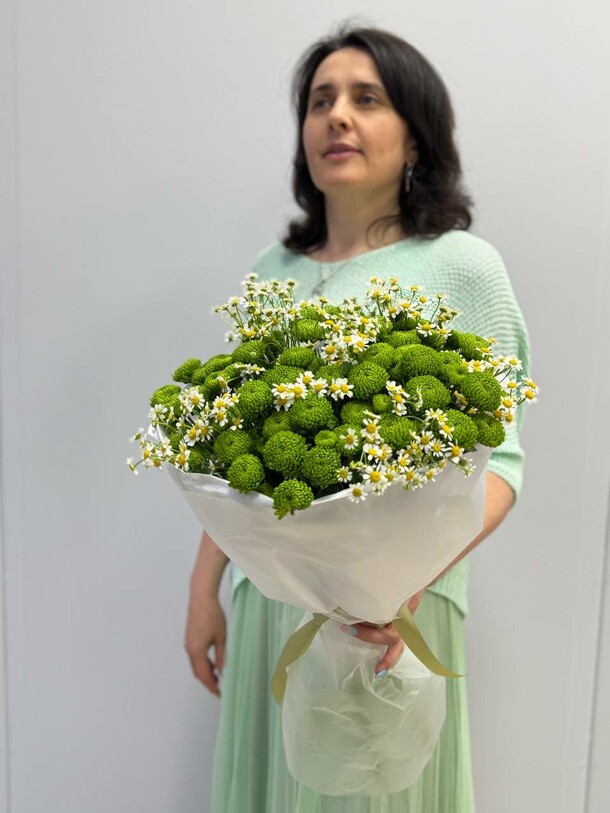 Букет хризантема с мелкой ромашкой, артикул F1433134 - 5250 рублей, доставка по городу. Flawery - доставка цветов