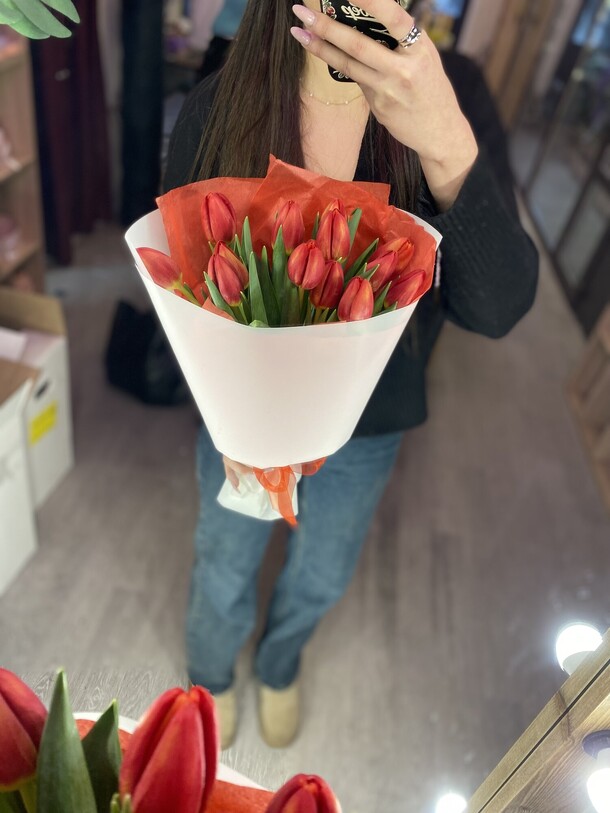 Тюльпаны в оформлении, артикул F1483951 - 3182 рублей, доставка по городу. Flawery - доставка цветов