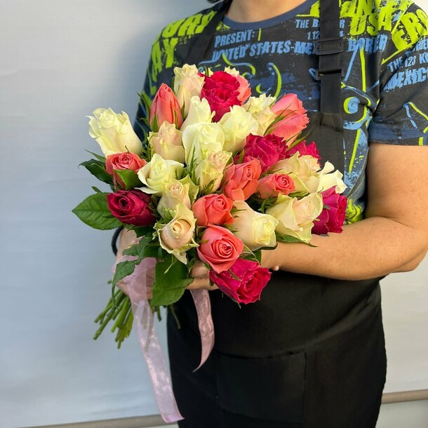 Букет цветов 10 - микс роз 35 шт, артикул F1300829 - 3850 рублей, доставка по городу. Flawery - доставка цветов