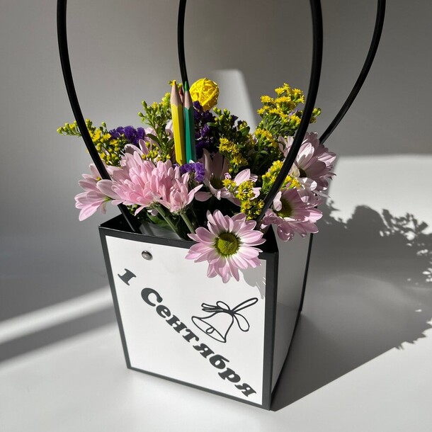 Авторский букет 18 - 1 сентября, артикул F1312130 - 3201 рублей, доставка по городу. Flawery - доставка цветов