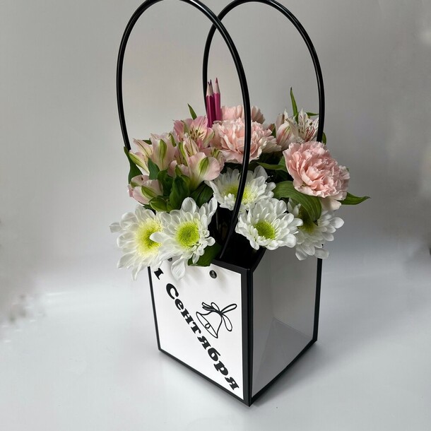 Авторский букет 19 - 1 сентября, артикул F1312146 - 2871 рублей, доставка по городу. Flawery - доставка цветов