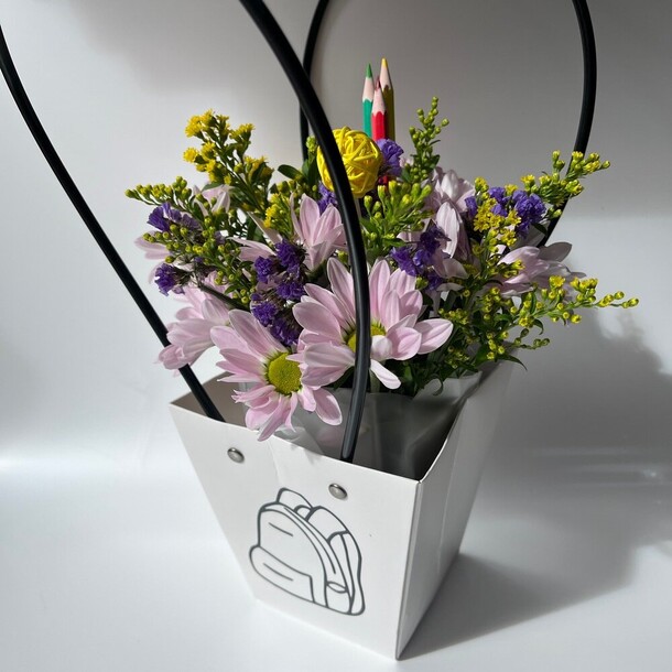 Авторский букет 23 - 1 сентября, артикул F1312468 - 3201 рублей, доставка по городу. Flawery - доставка цветов