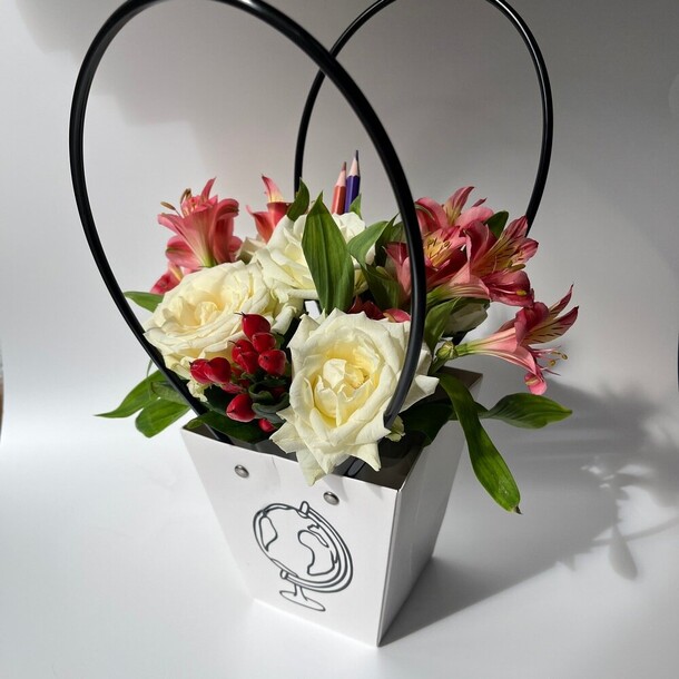 Авторский букет 25 - 1 сентября, артикул F1312480 - 3828 рублей, доставка по городу. Flawery - доставка цветов