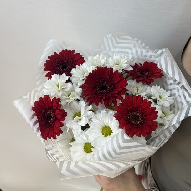 Авторский букет 37 - с герберой, артикул F1315161 - 3311 рублей, доставка по городу. Flawery - доставка цветов