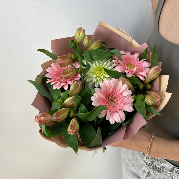 Авторский букет 32 - с георгиной, артикул F1315522 - 3146 рублей, доставка по городу. Flawery - доставка цветов