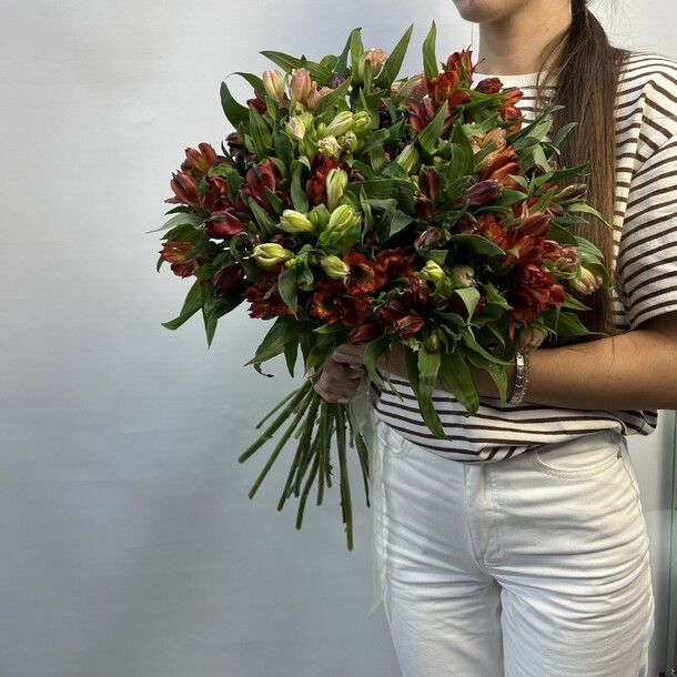 Букет цветов 38 - альстромерия, артикул F1315969 - 8250 рублей, доставка по городу. Flawery - доставка цветов