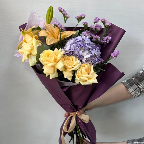 Авторский букет 61 - фиолетово-оранжевое настроение, артикул F1331095 - 7843 рублей, доставка по городу. Flawery - доставка цветов