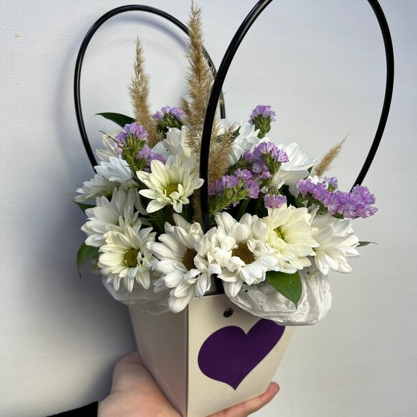 Авторский букет 68 - с хризантемой, артикул F1334311 - 6248 рублей, доставка по городу. Flawery - доставка цветов