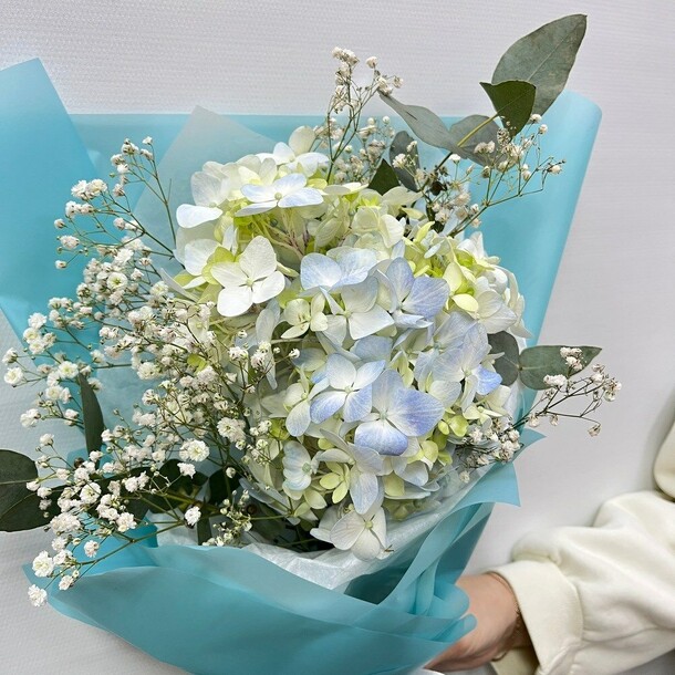 Авторский букет 105 - гортензией, артикул F1372298 - 2234 рублей, доставка по городу. Flawery - доставка цветов