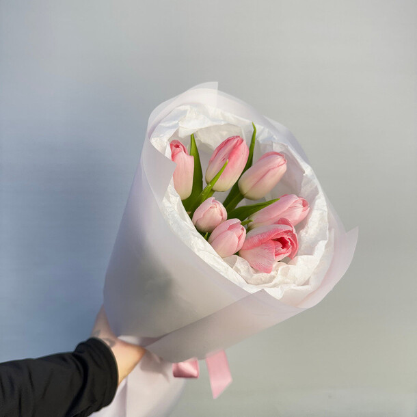 Авторский букет 114 - тюльпаны 7 шт, артикул F1378673 - 3410 рублей, доставка по городу. Flawery - доставка цветов