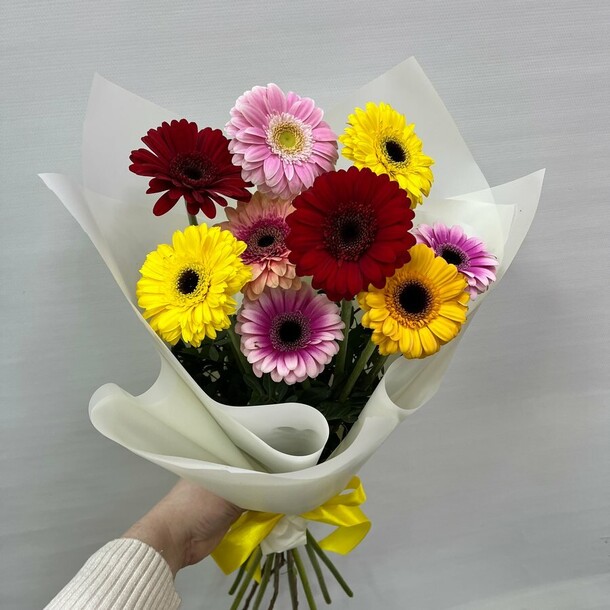 Авторский букет 135- с герберой, артикул F1412700 - 5335 рублей, доставка по городу. Flawery - доставка цветов