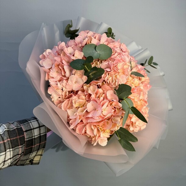 Авторский букет 153 - с гортензией, артикул F1413246 - 10351 рублей, доставка по городу. Flawery - доставка цветов